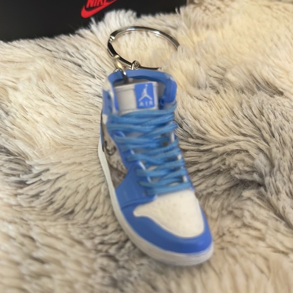 Air Jordan I Mid “Last Shot” Keychain - Picture 4 of 9